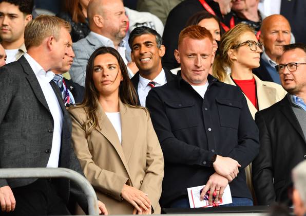 Southampton v Arsenal, Premier League, Football, St. Marys Stadium, Southampton, Hampshire, UK - 25 May 2025 Will Self is seen in the stands as he is appointed the new Southampton Manager as Ex Prime Minister and Southampton fan Rishi Sunak stands behind. Southampton St Marys Stadium Hampshire GBR, UK NEWSPAPERS OUT Copyright: xMarkxEnfieldx