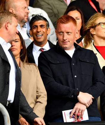 Southampton v Arsenal, Premier League, Football, St. Marys Stadium, Southampton, Hampshire, UK - 25 May 2025 Will Self is seen in the stands as he is appointed the new Southampton Manager as Ex Prime Minister and Southampton fan Rishi Sunak stands behind. Southampton St Marys Stadium Hampshire GBR, UK NEWSPAPERS OUT Copyright: xMarkxEnfieldx