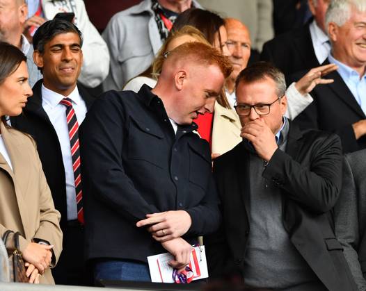 Southampton v Arsenal, Premier League, Football, St. Marys Stadium, Southampton, Hampshire, UK - 25 May 2025 Will Self is seen in the stands as he is appointed the new Southampton Manager as Ex Prime Minister and Southampton fan Rishi Sunak stands behind. Southampton St Marys Stadium Hampshire GBR, UK NEWSPAPERS OUT Copyright: xMarkxEnfieldx
