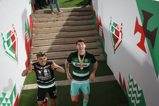 May 25, 2025, Caxias, Lisbon, Portugal: Sporting defender from Uruguay MAXI ARAUJO (20) and Sporting goalkeeper from Uruguay FRANCO ISRAEL (1) celebrating after winning the final of the of the Portuguese Cup between Benfica and Sporting at Estadio Nacional Caxias Portugal - ZUMAs359 20250525_zsp_s359_058 Copyright: xAlexandrexdexSousax