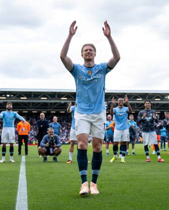Football - 2024 2025 Premier League - Fulham vs Manchester City - Craven Cottage - Sunday 25th May 2025. Manchester City s Kevin De Bruyne in front off the fans after his last performance. COLORSPORT Ashley Western