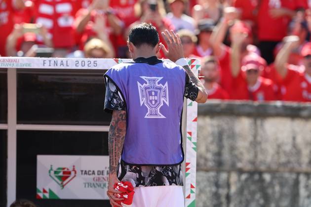 Lisboa, Portugal 25 05 2025 xJAx Taca de Portugal Generali Tranquilidade SL Benfica Sporting Clube de Portugal v l , Angel di Maria S L Benfica greets the fans Copyright: JoaquimxFerreira