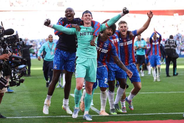 Crystal Palace gegen Manchester City 17. Mai 2025, London FA Cup Finale Crystal Palace gegen Manchester City Jean Philippe Mateta, Crystal Palace Torwart Dean Henderson, Chris Richards und Justin Devenny von Crystal Palace feiern den Sieg Foto Jacques Feeney Offside London UK  Copyright: xJacquesxFeeneyx xOffsidexOffside