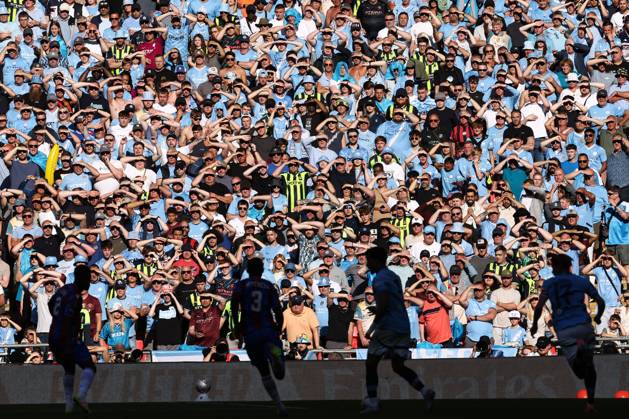 Crystal Palace gegen Manchester City 17. Mai 2025, London FA Cup Finale Crystal Palace gegen Manchester City City-Fans schützen ihre Augen vor der Sonne Foto Jacques Feeney Offside London UK  Copyright: xJacquesxFeeneyx xOffsidexOffside