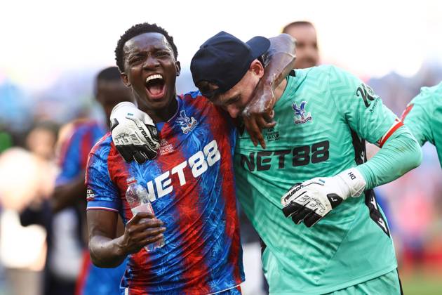 Crystal Palace gegen Manchester City 17. Mai 2025, London FA-Cup-Finale Crystal Palace gegen Manchester City Eddie Nketiah von Crystal Palace feiert den Sieg mit Crystal Palace-Torhüter Dean Henderson Foto Jacques Feeney Offside London UK  Copyright: xJacquesxFeeneyx xOffsidexOffside