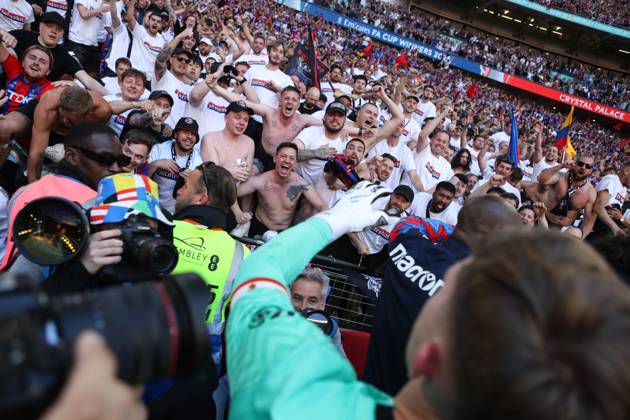 Crystal Palace gegen Manchester City 17. Mai 2025, London FA-Cup-Finale Crystal Palace gegen Manchester City Crystal-Palace-Fans feiern den Sieg mit Crystal-Palace-Torwart Dean Henderson Foto Jacques Feeney Abseits London UK  Copyright: xJacquesxFeeneyx xOffsidexOffside