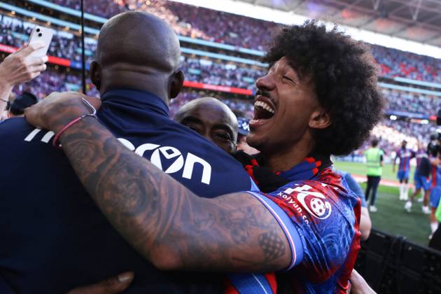 Crystal Palace gegen Manchester City 17. Mai 2025, London FA Cup Finale Crystal Palace gegen Manchester City Chris Richards von Crystal Palace feiert den Sieg Foto Jacques Feeney Offside London UK  Copyright: xJacquesxFeeneyx xOffsidexOffside