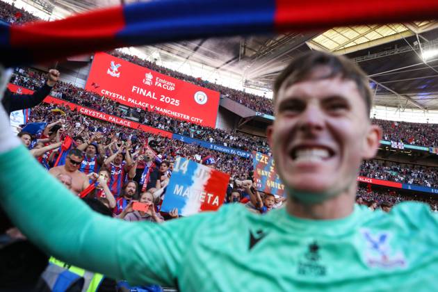 Crystal Palace gegen Manchester City 17. Mai 2025, London FA Cup Finale Crystal Palace gegen Manchester City Crystal Palace Torhüter Dean Henderson feiert den Sieg Foto Jacques Feeney Offside London UK  Copyright: xJacquesxFeeneyx xOffsidexOffside
