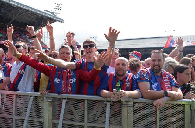 . - Crystal Palace FA Cup Trophy Parade & Celebrations, Selhurst Park Stadium, London, England. - 26th May 2025. (C) Daniel Weir Crystal Pix Crystal Palace fans celebrating during the Crystal Palace FA Cup trophy bus parade & party celebrations at Selhurst Park stadium in South London. - Crystal Palace FA Cup Trophy Parade & Celebrations, Selhurst Park Stadium, London, England. - 26th May 2025. (C) Daniel Weir Crystal Pix London Selhurst Park Stadium United Kingdom Copyright: xDanielxWeirx CP_Crystal_Palace_Bus_Parade_Party_02