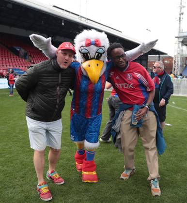 . - Crystal Palace FA Cup Trophy Parade & Celebrations, Selhurst Park Stadium, London, England. - 26th May 2025. (C) Daniel Weir Crystal Pix Crystal Palace fans celebrating during the Crystal Palace FA Cup trophy bus parade & party celebrations at Selhurst Park stadium in South London. - Crystal Palace FA Cup Trophy Parade & Celebrations, Selhurst Park Stadium, London, England. - 26th May 2025. (C) Daniel Weir Crystal Pix London Selhurst Park Stadium United Kingdom Copyright: xDanielxWeirx CP_Crystal_Palace_Bus_Parade_Party_09