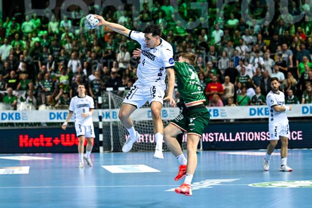 Samuel Zehnder TBV Lemgo Lippe, 04 in duel with Domen Novak HSG Wetzlar, 75 , GER, HSG Wetzlar vs TBV Lemgo Lippe, Handball, Bundesliga, Matchday 31, Season 2024 2025, 28 05 2025 GER, HSG Wetzlar vs TBV Lemgo Lippe, Handball, Bundesliga, Matchday 31, Season 2024 2025, 28 05 2025 Wetzlar Copyright: xEibner-Pressefoto FlorianxWiegandx EP_FWD