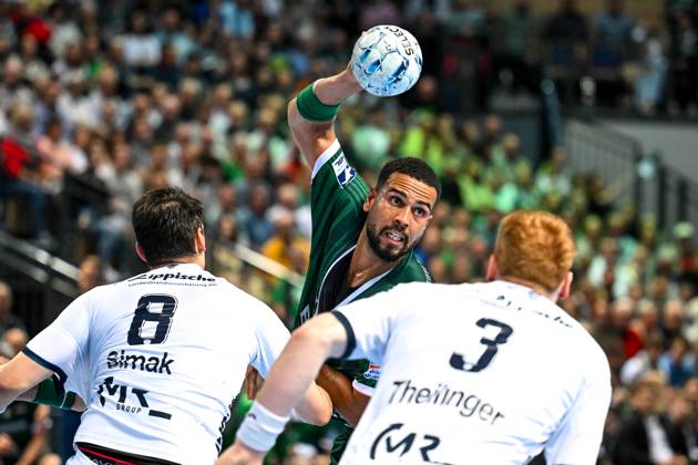 Philipp Ahouansou HSG Wetzlar, 19 throwing, in front Meeno Carstensen TBV Lemgo Lippe, 08 and Nicolai Theilinger TBV Lemgo Lippe, 03 , GER, HSG Wetzlar vs TBV Lemgo Lippe, Handball, Bundesliga, Matchday 31, Season 2024 2025, 28 05 2025 GER, HSG Wetzlar vs TBV Lemgo Lippe, Handball, Bundesliga, Matchday 31, Season 2024 2025, 28 05 2025 Wetzlar Copyright: xEibner-Pressefoto FlorianxWiegandx EP_FWD
