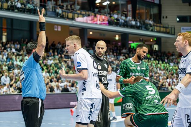 Handball Bundesliga HSG Wetzlar TBV Lemgo Lippe, 28 05 25 2-minute time penalty against Niels Versteijnen TBV Lemgo Lippe, 25 Urh Kastelic TBV Lemgo Lippe, 99 , Rasmus Meyer Ejlersen HSG Wetzlar, 5 , Philipp Ahounasou HSG Wetzlar, 19 , Nicolai Theilinger TBV Lemgo Lippe, 3 Handball Bundesliga HSG Wetzlar TBV Lemgo Lippe Wetzlar, 28 05 25 Copyright: xBEAUTIFULxSPORTS Roeczeyx