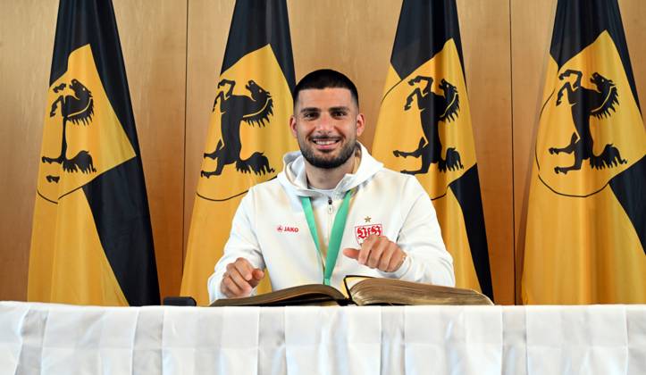 25 05 25 VfB Stuttgart Reception City Hall DFB Cup Victory Germany, Stuttgart, 25 05 2025, Football, Bundesliga, Reception City Hall DFB Cup Victory Deniz Undav Entry in the citys Golden Book