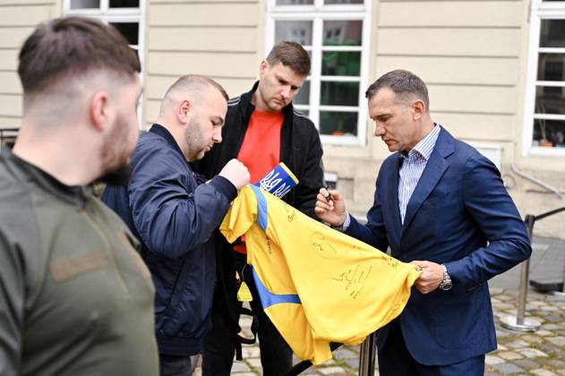 Three Ballons d’Or Won by Ukrainian Footballers Delivered to Lviv President of the Ukrainian Football Association, 2004 Footballer of the Year Andrii Shevchenko (R) signs flags during the presentation of three Ballon d?Or awards won by Ukrainian footballers, Lviv, Ukraine, on 29 May 2025 Photo by Dmytro Anastasiia Ukrinform ABACAPRESS.COM Lviv Ukraine Copyright: xUkrinform ABACAx