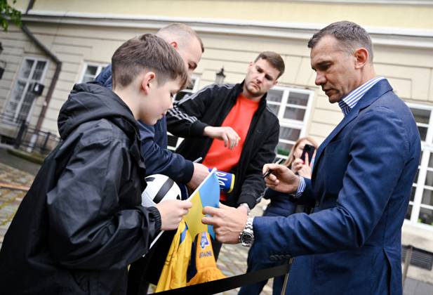 Three Ballons d’Or Won by Ukrainian Footballers Delivered to Lviv President of the Ukrainian Football Association, 2004 Footballer of the Year Andrii Shevchenko (R) signs flags during the presentation of three Ballon d?Or awards won by Ukrainian footballers, Lviv, Ukraine, on 29 May 2025 Photo by Dmytro Anastasiia Ukrinform ABACAPRESS.COM Lviv Ukraine Copyright: xUkrinform ABACAx