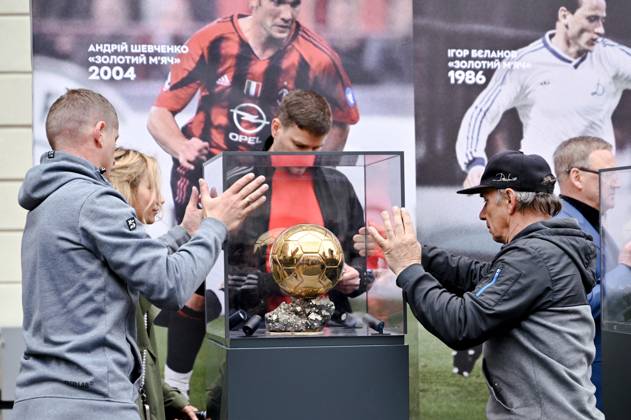 Three Ballons d’Or Won by Ukrainian Footballers Delivered to Lviv One of the three Ballon d?Or awards, won by Ukrainian footballers, is presented in Lviv, Ukraine, on 29 May 2025 Photo by Dmytro Anastasiia Ukrinform ABACAPRESS.COM Lviv Ukraine Copyright: xUkrinform ABACAx