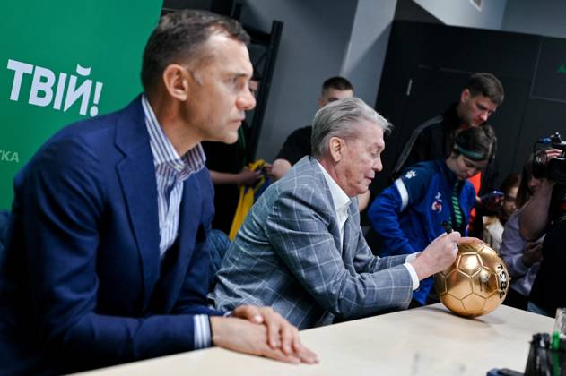 RECORD DATE NOT STATED Three Ballons d’Or Won by Ukrainian Footballers Delivered to Lviv President of the Ukrainian Football Association, 2004 Footballer of the Year Andrii Shevchenko and 1975 Footballer of the Year Oleh Blokhin (L to R) are pictured during an autograph session as part of the presentation of three Ballon d?Or awards won by Ukrainian footballers, Lviv, Ukraine, on May 29, 2025 (Photo by Anastasiia Smolienko Ukrinform) Lviv Ukraine Copyright: xUkrinform ABACAx