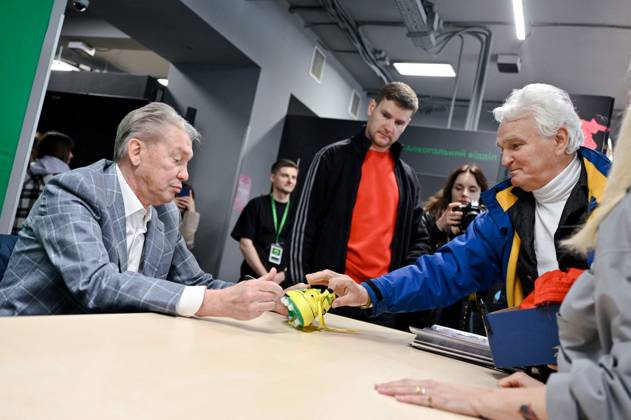RECORD DATE NOT STATED Three Ballons d’Or Won by Ukrainian Footballers Delivered to Lviv The 1975 Footballer of the Year Oleh Blokhin is pictured during an autograph session as part of the presentation of three Ballon d?Or awards won by Ukrainian footballers, Lviv, Ukraine, on May 29, 2025 (Photo by Anastasiia Smolienko Ukrinform) Lviv Ukraine Copyright: xUkrinform ABACAx