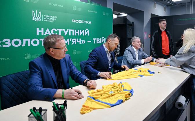 RECORD DATE NOT STATED Three Ballons d’Or Won by Ukrainian Footballers Delivered to Lviv The 1986 Footballer of the Year Ihor Belanov, President of the Ukrainian Football Association, 2004 Footballer of the Year Andrii Shevchenko and 1975 Footballer of the Year Oleh Blokhin (L to R) are pictured during an autograph session as part of the presentation of three Ballon d?Or awards won by Ukrainian footballers, Lviv, Ukraine, on May 29, 2025 (Photo by Anastasiia Smolienko Ukrinform) Lviv Ukraine Copyright: xUkrinform ABACAx