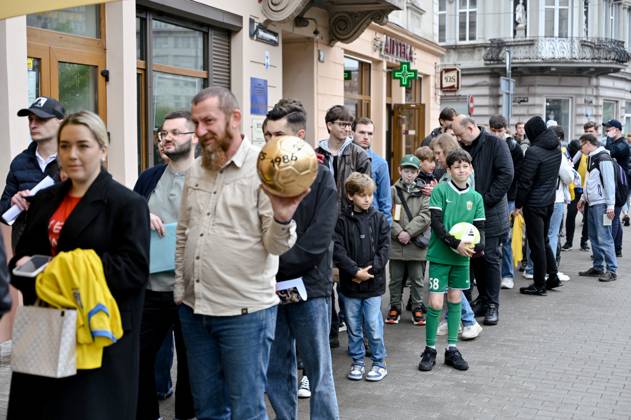 RECORD DATE NOT STATED Three Ballons d’Or Won by Ukrainian Footballers Delivered to Lviv Participants in an autograph session of the 1986 Footballer of the Year Ihor Belanov, President of the Ukrainian Football Association, 2004 Footballer of the Year Andrii Shevchenko and 1975 Footballer of the Year Oleh Blokhin, held as part of the presentation of three Ballon d?Or awards won by Ukrainian footballers, Lviv, Ukraine, on May 29, 2025 (Photo by Anastasiia Smolienko Ukrinform) Lviv Ukraine Copyright: xUkrinform ABACAx