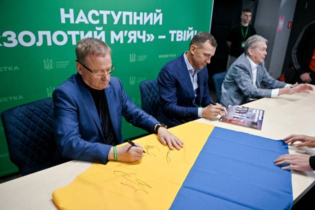 RECORD DATE NOT STATED Three Ballons d’Or Won by Ukrainian Footballers Delivered to Lviv The 1986 Footballer of the Year Ihor Belanov, President of the Ukrainian Football Association, 2004 Footballer of the Year Andrii Shevchenko and 1975 Footballer of the Year Oleh Blokhin (L to R) are pictured during an autograph session as part of the presentation of three Ballon d?Or awards won by Ukrainian footballers, Lviv, Ukraine, on May 29, 2025 (Photo by Anastasiia Smolienko Ukrinform) Lviv Ukraine Copyright: xUkrinform ABACAx