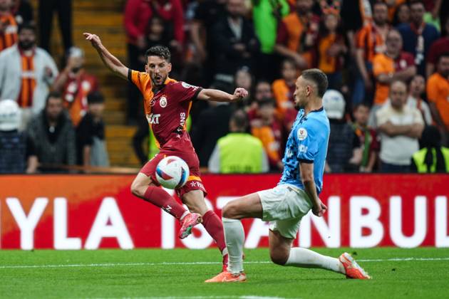 Galatasaray v RAMS Basaksehir - Turkish Super Lig ISTANBUL, TURKIYE - MAY 30: Dries Mertens (L) of Galatasaray and Leo Duarte (R) of RAMS Basaksehir compete for the ball during the 38th and final week match of the Turkish Super Lig between Galatasaray and RAMS Basaksehir at RAMS Park in Istanbul, Turkiye on May 30, 2025. Hakan Akgun Anadolu Istanbul Turkey. Editorial use only. Please get in touch for any other usage.  Copyright: x2025xAnadoluxHakanxAkgunx