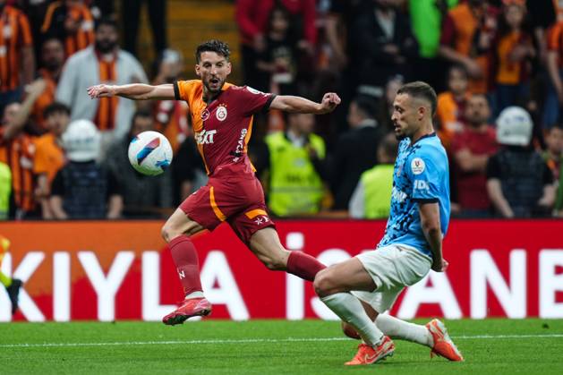 Galatasaray v RAMS Basaksehir - Turkish Super Lig ISTANBUL, TURKIYE - MAY 30: Dries Mertens (L) of Galatasaray and Leo Duarte (R) of RAMS Basaksehir compete for the ball during the 38th and final week match of the Turkish Super Lig between Galatasaray and RAMS Basaksehir at RAMS Park in Istanbul, Turkiye on May 30, 2025. Hakan Akgun Anadolu Istanbul Turkey. Editorial use only. Please get in touch for any other usage.  Copyright: x2025xAnadoluxHakanxAkgunx