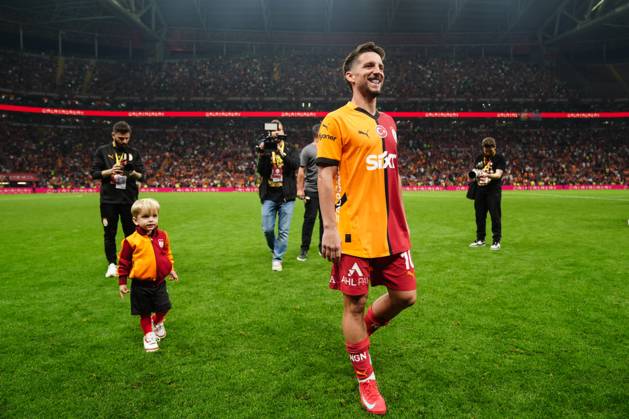 Galatasaray v RAMS Basaksehir - Turkish Super Lig ISTANBUL, TURKIYE - MAY 30: Dries Mertens of Galatasaray greets fans with his son Ciro as he leaves the pitch during the 38th and final week match of the Turkish Super Lig between Galatasaray and RAMS Basaksehir at RAMS Park in Istanbul, Turkiye on May 30, 2025. Hakan Akgun Anadolu Istanbul Turkey. Editorial use only. Please get in touch for any other usage.  Copyright: x2025xAnadoluxHakanxAkgunx