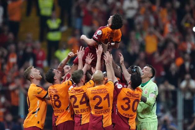 Galatasaray v RAMS Basaksehir - Turkish Super Lig ISTANBUL, TURKIYE - MAY 30: Dries Mertens of Galatasaray leaves the pitch on the shoulders of his teammates during the 38th and final week match of the Turkish Super Lig between Galatasaray and RAMS Basaksehir at RAMS Park in Istanbul, Turkiye on May 30, 2025. Hakan Akgun Anadolu Istanbul Turkey. Editorial use only. Please get in touch for any other usage.  Copyright: x2025xAnadoluxHakanxAkgunx