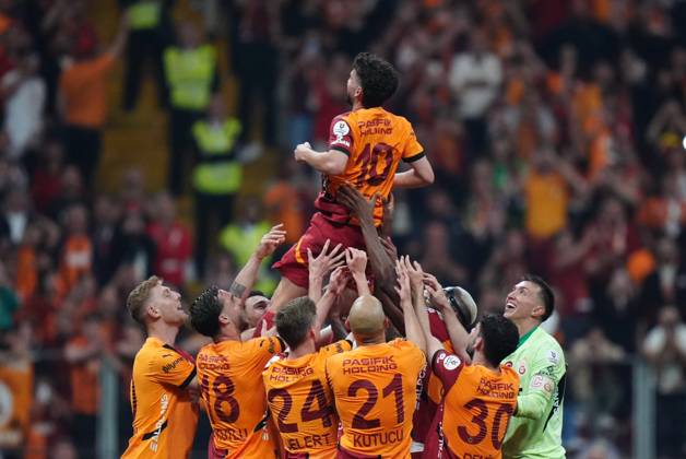 Galatasaray v RAMS Basaksehir - Turkish Super Lig ISTANBUL, TURKIYE - MAY 30: Dries Mertens of Galatasaray leaves the pitch on the shoulders of his teammates during the 38th and final week match of the Turkish Super Lig between Galatasaray and RAMS Basaksehir at RAMS Park in Istanbul, Turkiye on May 30, 2025. Hakan Akgun Anadolu Istanbul Turkey. Editorial use only. Please get in touch for any other usage.  Copyright: x2025xAnadoluxHakanxAkgunx