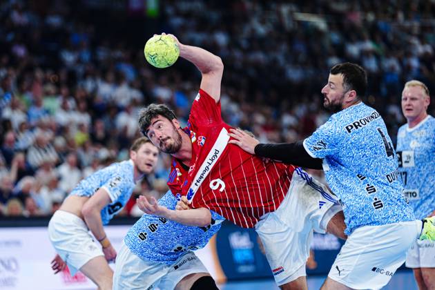 Throw Goal Jacob Lassen Handball Sport Verein Hamburg, 09 , Domagoj Duvnjak THW Kiel, 04 GER, THW Kiel vs Handball Sport Verein Hamburg, Handball, Bundesliga, Matchday 32, Season 2024 2025, 31 05 2025 GER, THW Kiel vs Handball Sport Verein Hamburg, Handball, Bundesliga, Matchday 32, Season 2024 2025, 31 05 2025 Kiel Copyright: xEibner-Pressefoto MarcelxvonxFehrnx EP_MFN