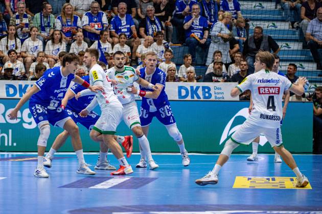 Daikin Handball Bundesliga, VfL Gummersbach SC DHFK Leipzig 31 05 2025 Julian Köster VfL Gummersbach, 7 , and Ellidi Vidarsson VfL Gummersbach, 4 , defend against Andri Már Rúnarsson SC DHfK Leipzig 4 , Daikin Handball Bundesliga, VfL Gummersbach SC DHFK Leipzig 31 05 2025 Copyright: xBEAUTIFULxSPORTS Erlhofx