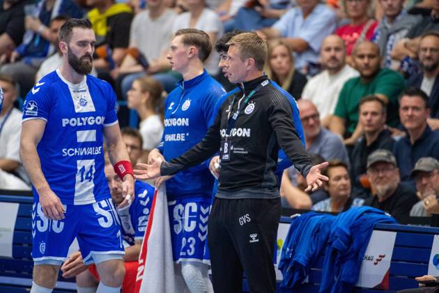 Daikin Handball Bundesliga, VfL Gummersbach SC DHFK Leipzig 31 05 2025 Gudjon Valur Sigurdson Coach VfL Gummersbach makes an announcement to Teitur Einarsson VfL Gummersbach, 14 , Daikin Handball Bundesliga, VfL Gummersbach SC DHFK Leipzig 31 05 2025 Copyright: xBEAUTIFULxSPORTS Erlhofx
