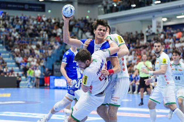 31 05 2025, xydrx, Handball, 1 HBL, VFL Gummersbach SC DHfK Leipzig, Schwalbe Arena Julian Koester VFL Gummersbach 7 in duel against Lukas Binder SC DHfK Leipzig 11 and Marko Mamic SC DHfK Leipzig 14 North Rhine-Westphalia Germany