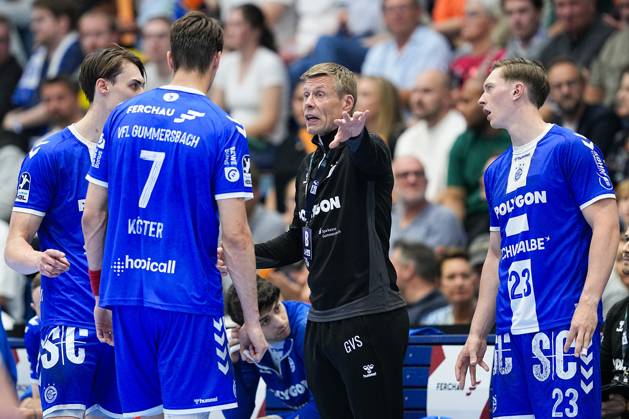 31 05 2025, xydrx, Handball, 1 HBL, VFL Gummersbach SC DHfK Leipzig, Schwalbe Arena Gudjon Valur Sigurdsson Head Coach VFL Gummersbach in conversation with Ole Pregler VFL Gummersbach 23 Miro Schluroff VFL Gummersbach 15 Julian Koester VFL Gummersbach 7 North Rhine-Westphalia Germany