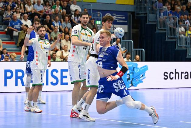 Ellidi Vidarsson VfL Gummersbach 4 vs Marko Mamic SC DHfK Leipzig 14 and Stephan Seitz SC DHfK Leipzig 44 VfL Gummersbach vs SC DHfK Leipzig, Handball, Daikin 1 Bundesliga, Matchday 32, Season 2024 2025, Schwalbe Arena Gummersbach, 31 05 2025 VfL Gummersbach vs SC DHfK Leipzig, Handball, Daikin 1 Bundesliga, Matchday 32, Season 2024 2025, Schwalbe Arena Gummersbach, 31 05 2025 Gummersbach Copyright: xEibner-Pressefoto JuergenxAugstx EP_JAT