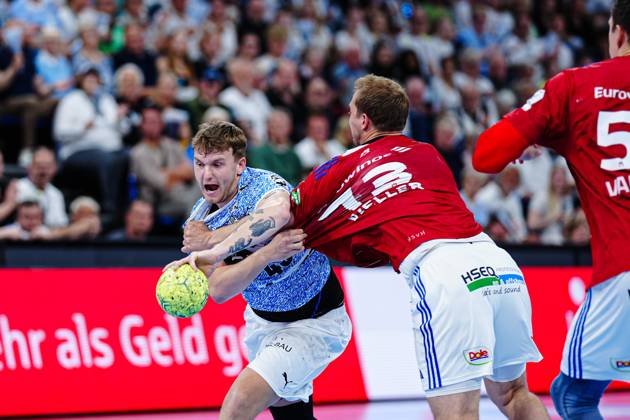 Emil Wernsdorf Madsen THW Kiel, 45 , Niklas Weller Handball Sport Verein Hamburg, 13 GER, THW Kiel vs Handball Sport Verein Hamburg, Handball, Bundesliga, Matchday 32, Season 2024 2025, 31 05 2025 GER, THW Kiel vs Handball Sport Verein Hamburg, Handball, Bundesliga, Matchday 32, Season 2024 2025, 31 05 2025 Kiel Copyright: xEibner-Pressefoto MarcelxvonxFehrnx EP_MFN