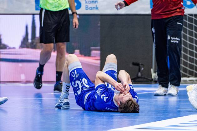 Daikin Handball Bundesliga, VfL Gummersbach SC DHFK Leipzig 31 05 2025 Miro Schluroff VfL Gummersbach, 15 , lies on the ground in pain Daikin Handball Bundesliga, VfL Gummersbach SC DHFK Leipzig 31 05 2025 Copyright: xBEAUTIFULxSPORTS Erlhofx