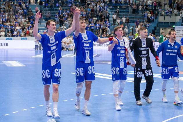 Daikin Handball Bundesliga, VfL Gummersbach SC DHFK Leipzig 31 05 2025 Miro Schluroff VfL Gummersbach, 15 , Julian Köster VfL Gummersbach, 7 , Ole Pregler VfL Gummersbach, 23 , Dominik Kuzmanovic VfL Gummersbach, 1 , celebrate todays victory Daikin Handball Bundesliga, VfL Gummersbach SC DHFK Leipzig 31 05 2025 Copyright: xBEAUTIFULxSPORTS Erlhofx