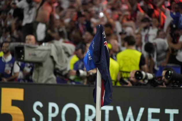 2025 UEFA Champions League Final: Paris Saint-Germain F.C. vs. FC Internazionale Milano Desire Doue of Paris Saint-Germain F.C. scores his second goal of the evening and celebrates, as his teammate Achraf Hakimi of Paris Saint-Germain F.C. puts his shirt on the corner flag during the 2025 UEFA Champions League Final: Paris Saint-Germain F.C. vs. FC Internazionale Milano on 31 May 2025, at Munich Football Arena, in Munich, Germany Munich Munich Football Arena Germany Copyright: xAlexandraxFechetex _ADR2914