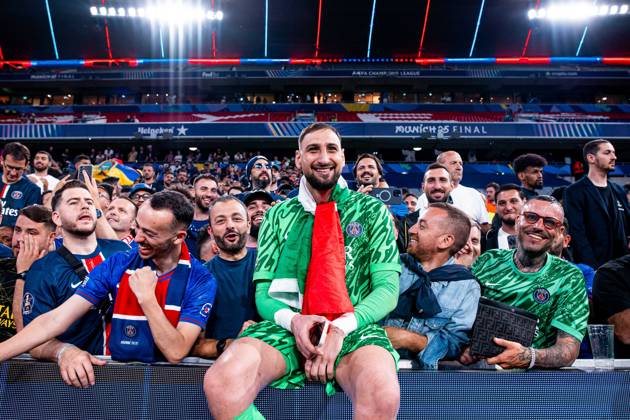 2025.06.01 Monachium 2024 2025 UEFA Final Ligi Mistrzow Allianz Arena Monachium PSG - Inter Mediolan N z Gianluigi Donnarumma z kibicami PSG with Paris Saint Germain fans Foto Mateusz Porzucek PressFocus 2025.06.01 Monachium UEFA Champions League Final Allianz Arena stadium Munich Paris Saint Germain - FC Internazionale Milano PSG - Inter Mediolan Gianluigi Donnarumma z kibicami PSG with Paris Saint Germain fans Credit: Mateusz Porzucek PressFocus NEWSPIX.PL --- newspix.pl