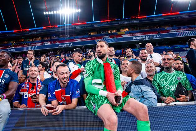 2025.06.01 Monachium 2024 2025 UEFA Final Ligi Mistrzow Allianz Arena Monachium PSG - Inter Mediolan N z Gianluigi Donnarumma z kibicami PSG with Paris Saint Germain fans Foto Mateusz Porzucek PressFocus 2025.06.01 Monachium UEFA Champions League Final Allianz Arena stadium Munich Paris Saint Germain - FC Internazionale Milano PSG - Inter Mediolan Gianluigi Donnarumma z kibicami PSG with Paris Saint Germain fans Credit: Mateusz Porzucek PressFocus NEWSPIX.PL --- newspix.pl