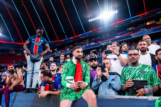 2025.06.01 Monachium 2024 2025 UEFA Final Ligi Mistrzow Allianz Arena Monachium PSG - Inter Mediolan N z Gianluigi Donnarumma z kibicami PSG with Paris Saint Germain fans Foto Mateusz Porzucek PressFocus 2025.06.01 Monachium UEFA Champions League Final Allianz Arena stadium Munich Paris Saint Germain - FC Internazionale Milano PSG - Inter Mediolan Gianluigi Donnarumma z kibicami PSG with Paris Saint Germain fans Credit: Mateusz Porzucek PressFocus NEWSPIX.PL --- newspix.pl