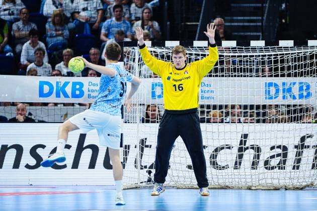 7 meter throw goal Bence Imre THW Kiel, 91 , Robin Haug Handball Sport Verein Hamburg, 16 GER, THW Kiel vs Handball Sport Verein Hamburg, Handball, Bundesliga, Matchday 32, Season 2024 2025, 31 05 2025 GER, THW Kiel vs Handball Sport Verein Hamburg, Handball, Bundesliga, Matchday 32, Season 2024 2025, 31 05 2025 Kiel Copyright: xEibner-Pressefoto MarcelxvonxFehrnx EP_MFN