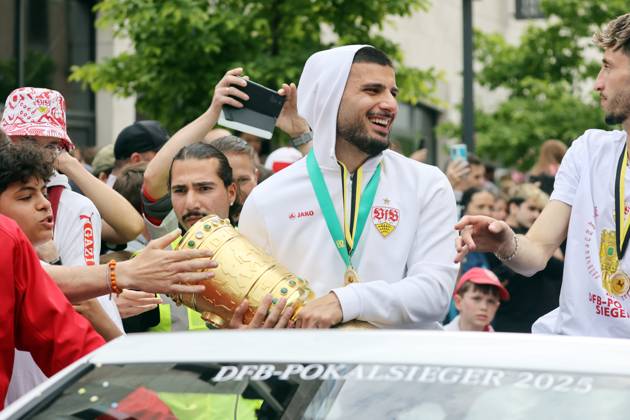 25 05 25 VfB Stuttgart celebration and motorcade DFB Pokal victory Stuttgart Schlossplatz Germany, Stuttgart, 25 05 2025, Football, Bundesliga, celebration and motorcade DFB Pokal victory Stuttgart Schlossplatz Deniz Undav with the DFB Pokal trophy
