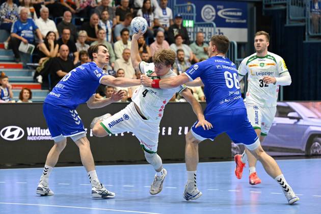 4 Andri Mar Runarsson SC DHfK Leipzig 4 vs Miro Schluroff VfL Gummersbach 15 and Stepan Zeman VfL Gummersbach 66 VfL Gummersbach vs SC DHfK Leipzig, Handball, Daikin 1 Bundesliga, Matchday 32, Season 2024 2025, Schwalbe Arena Gummersbach, 31 05 2025 VfL Gummersbach vs SC DHfK Leipzig, Handball, Daikin 1 Bundesliga, 32 Matchday, Season 2024 2025, Schwalbe Arena Gummersbach, 31 05 2025 Gummersbach Copyright: xEibner-Pressefoto JuergenxAugstx EP_JAT