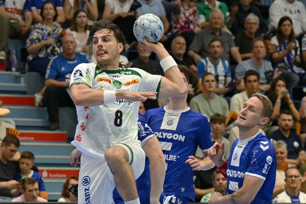 Lucas Krzikalla SC DHfK Leipzig 8 against Miro Schluroff VfL Gummersbach 15 and Tilen Kodrin VfL Gummersbach 5 VfL Gummersbach vs SC DHfK Leipzig, Handball, Daikin 1 Bundesliga, Matchday 32, Season 2024 2025, Schwalbe Arena Gummersbach, 31 05 2025 VfL Gummersbach vs SC DHfK Leipzig, Handball, Daikin 1 Bundesliga, Matchday 32, Season 2024 2025, Schwalbe Arena Gummersbach, 31 05 2025 Gummersbach Copyright: xEibner-Pressefoto JuergenxAugstx EP_JAT