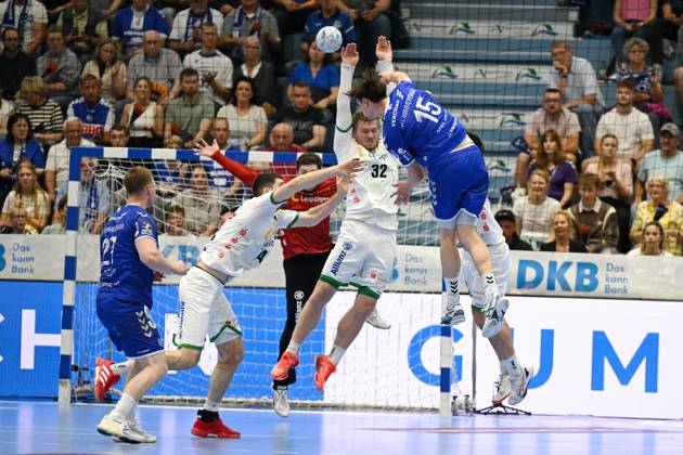 Miro Schluroff VfL Gummersbach 15 vs 32 Franz Semper SC DHfK Leipzig 32 VfL Gummersbach vs SC DHfK Leipzig, Handball, Daikin 1 Bundesliga, 32 Matchday, Season 2024 2025, Schwalbe Arena Gummersbach, 31 05 2025 VfL Gummersbach vs SC DHfK Leipzig, Handball, Daikin 1 Bundesliga, 32 Matchday, Season 2024 2025, Schwalbe Arena Gummersbach, 31 05 2025 Gummersbach Copyright: xEibner-Pressefoto JuergenxAugstx EP_JAT