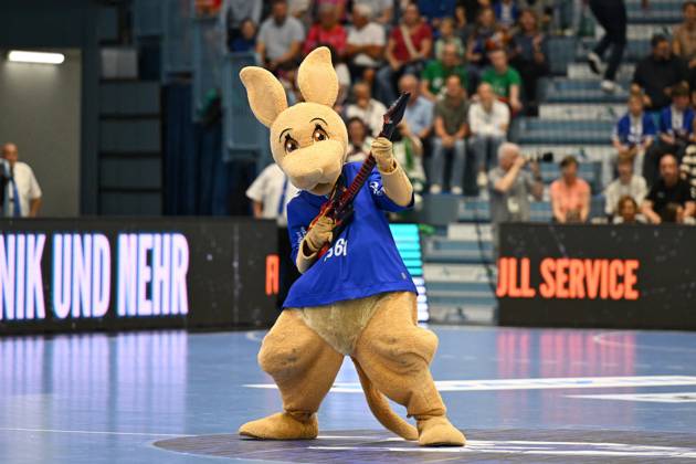 VfL mascot Gummi rocks with the air guitar VfL Gummersbach vs SC DHfK Leipzig, Handball, Daikin 1 Bundesliga, Matchday 32, Season 2024 2025, Schwalbe Arena Gummersbach, 31 05 2025 VfL Gummersbach vs SC DHfK Leipzig, Handball, Daikin 1 Bundesliga, Matchday 32, Season 2024 2025, Schwalbe Arena Gummersbach, 31 05 2025 Gummersbach Copyright: xEibner-Pressefoto JuergenxAugstx EP_JAT